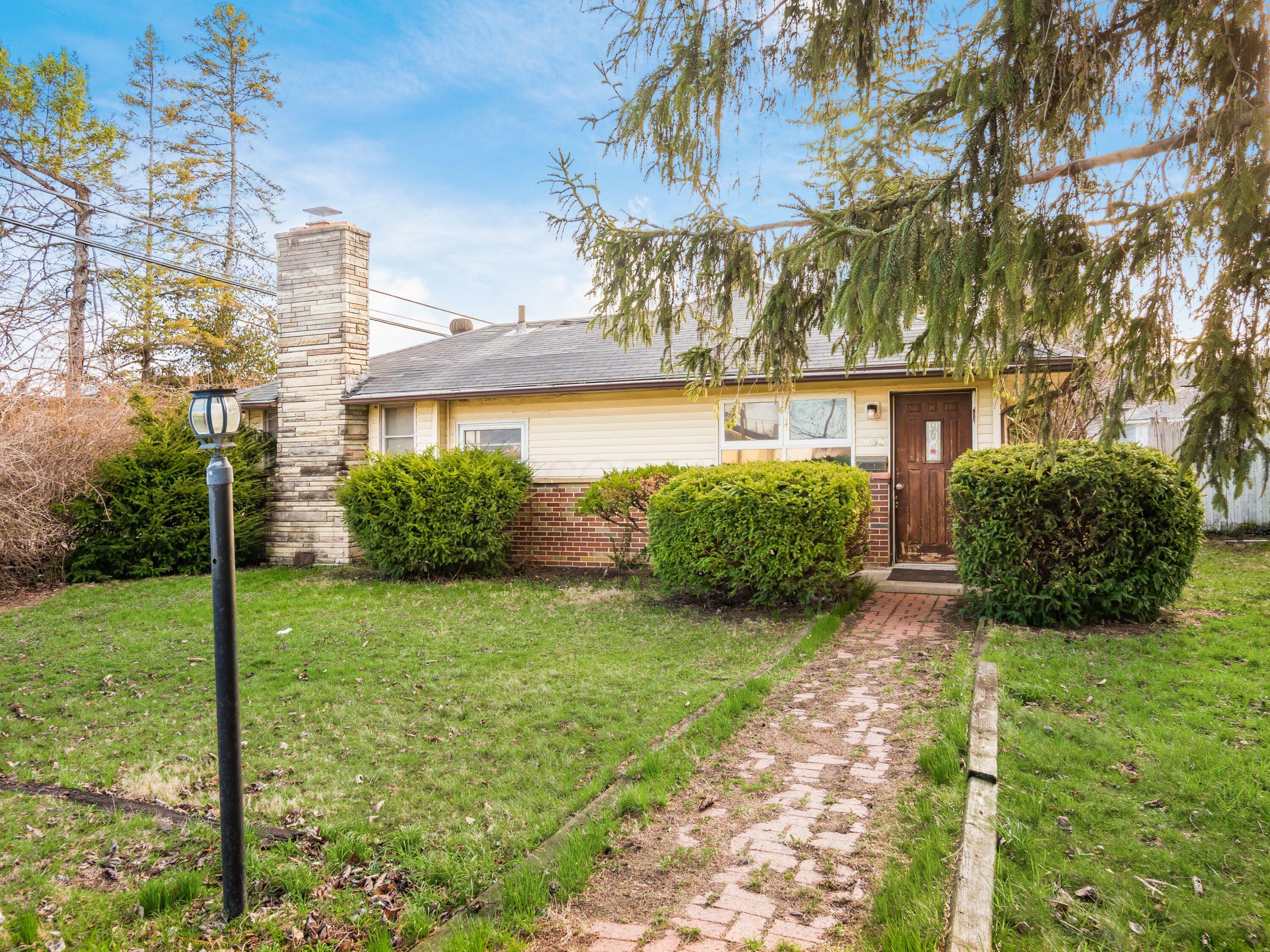 Property Photo: 936 Elaine Road OH 43227