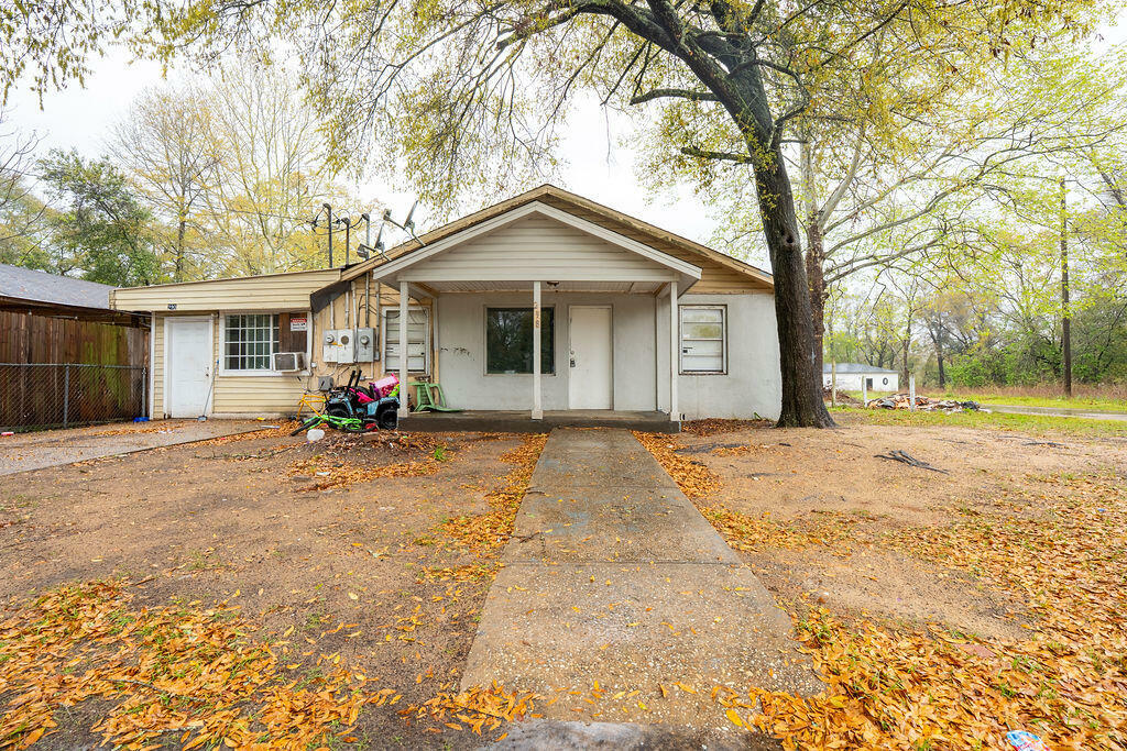 Property Photo: 298 E Chestnut Avenue FL 32539