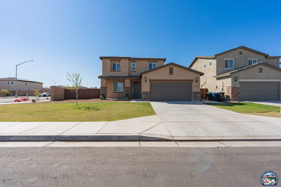 Property Photo: 661 Linda Vista St CA 92251