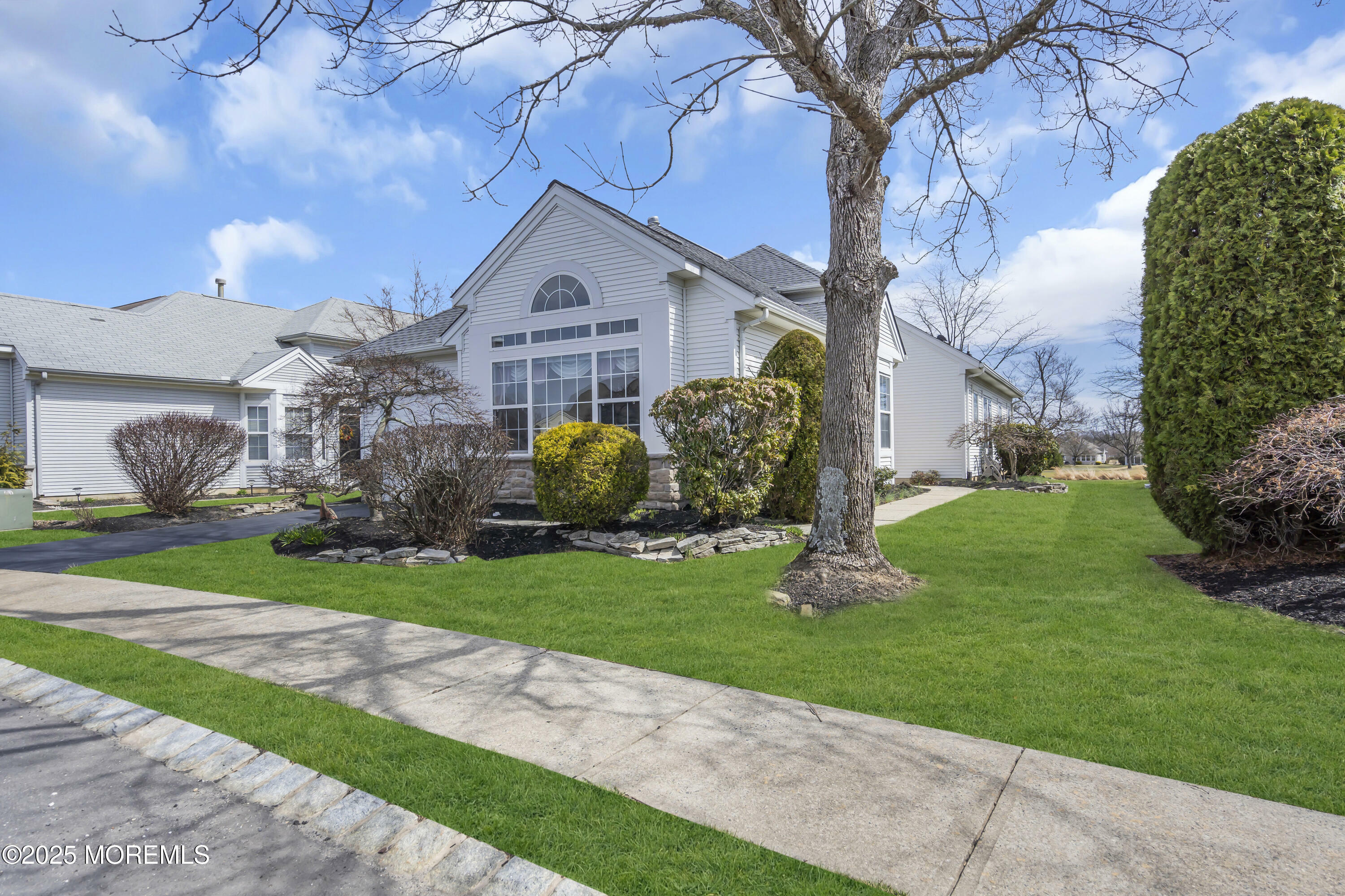 Property Photo: 14 Dunrovin Court NJ 08759