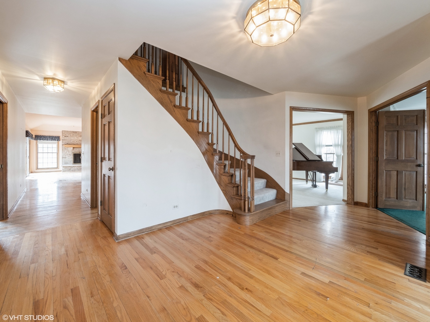Property Photo: 201 E Brett Court IL 60005