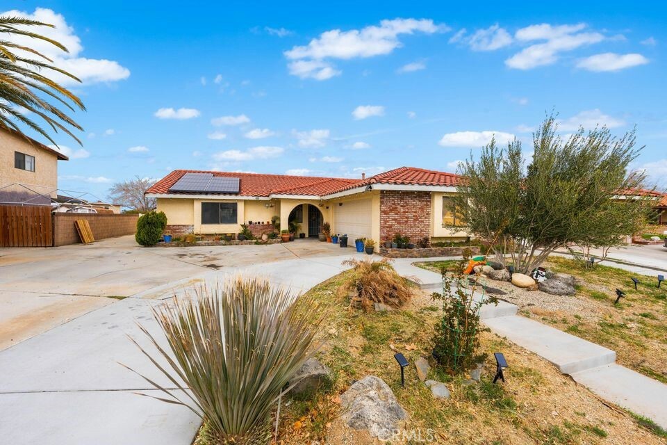 Property Photo: 1827 Louise Avenue CA 93534