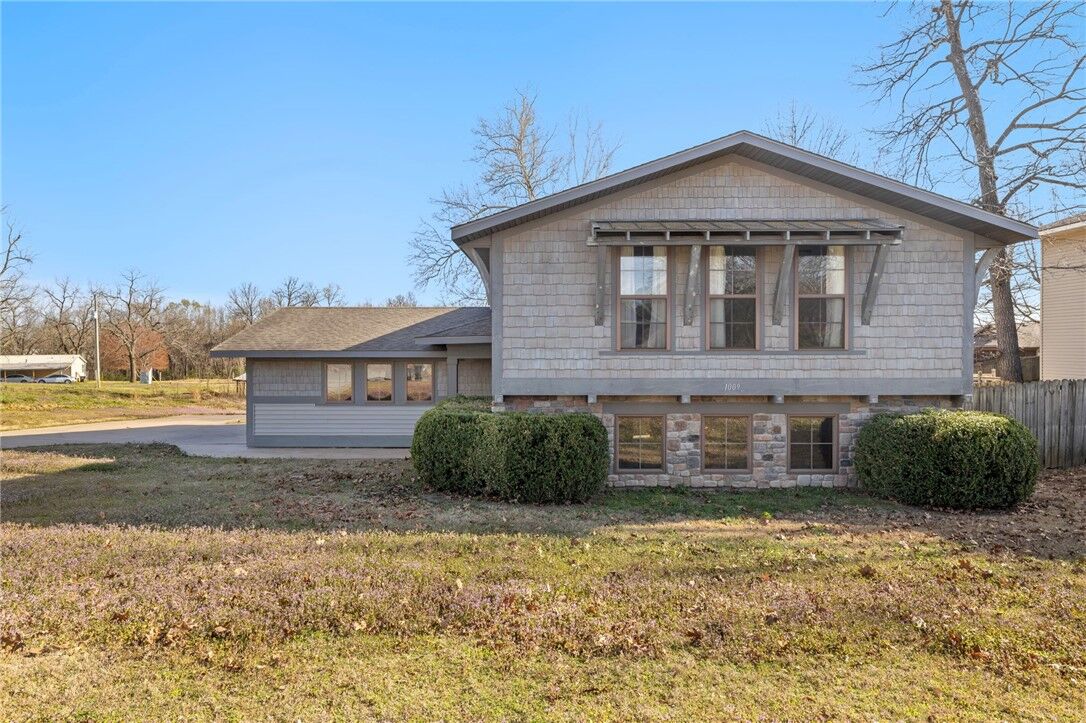 Property Photo:  1009 Peak Street  AR 72718 