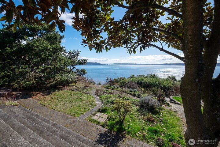 Property Photo:  3919 SW Arroyo Drive  WA 98146 