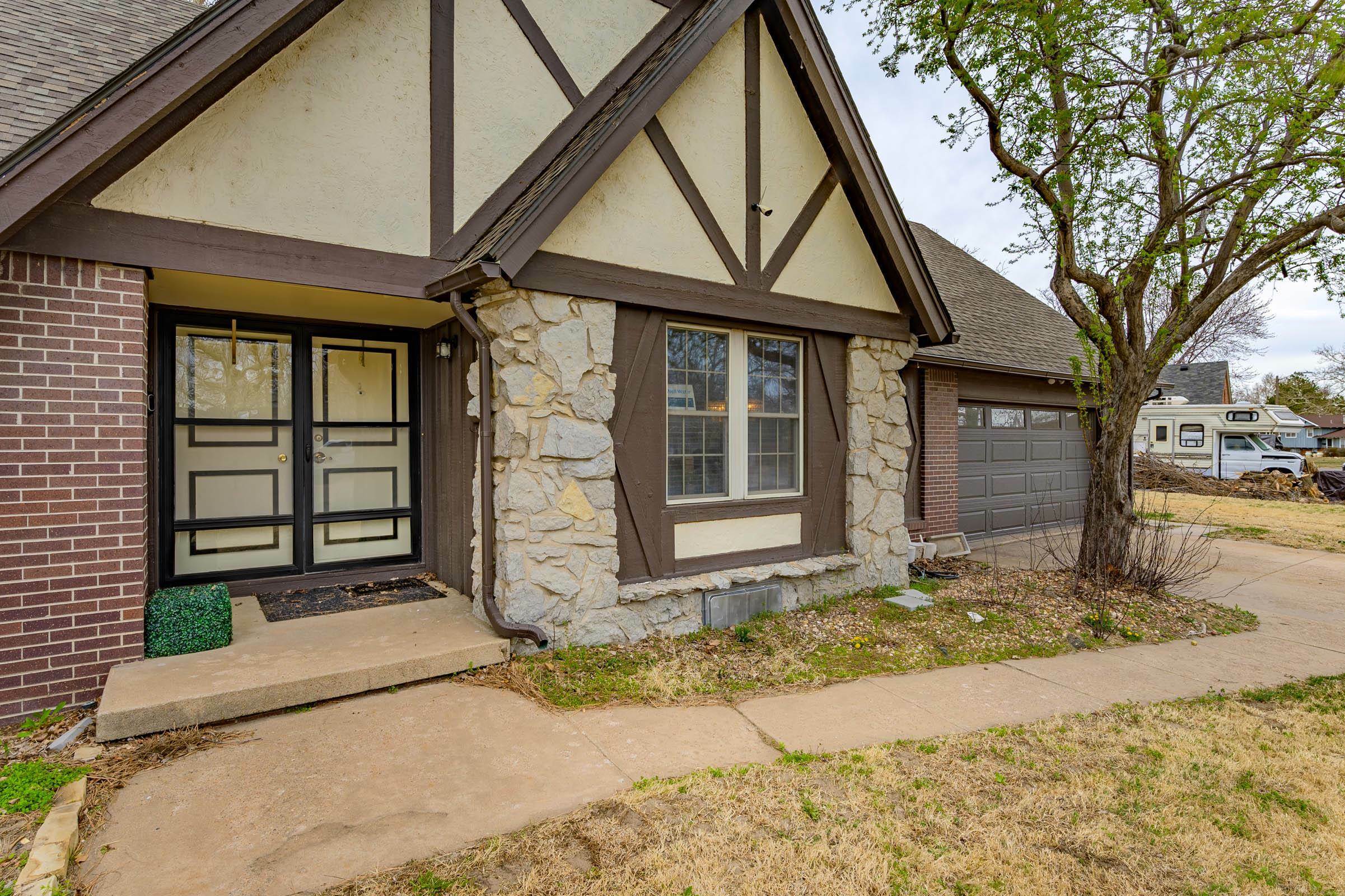 Property Photo: 2419 W Benjamin Dr KS 67204