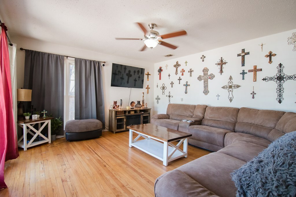 Property Photo: 211 Churchill Blvd TX 76903