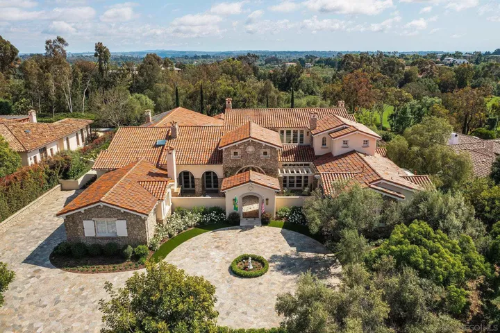 Property Photo: 6709 Calle Ponte Bella CA 92091