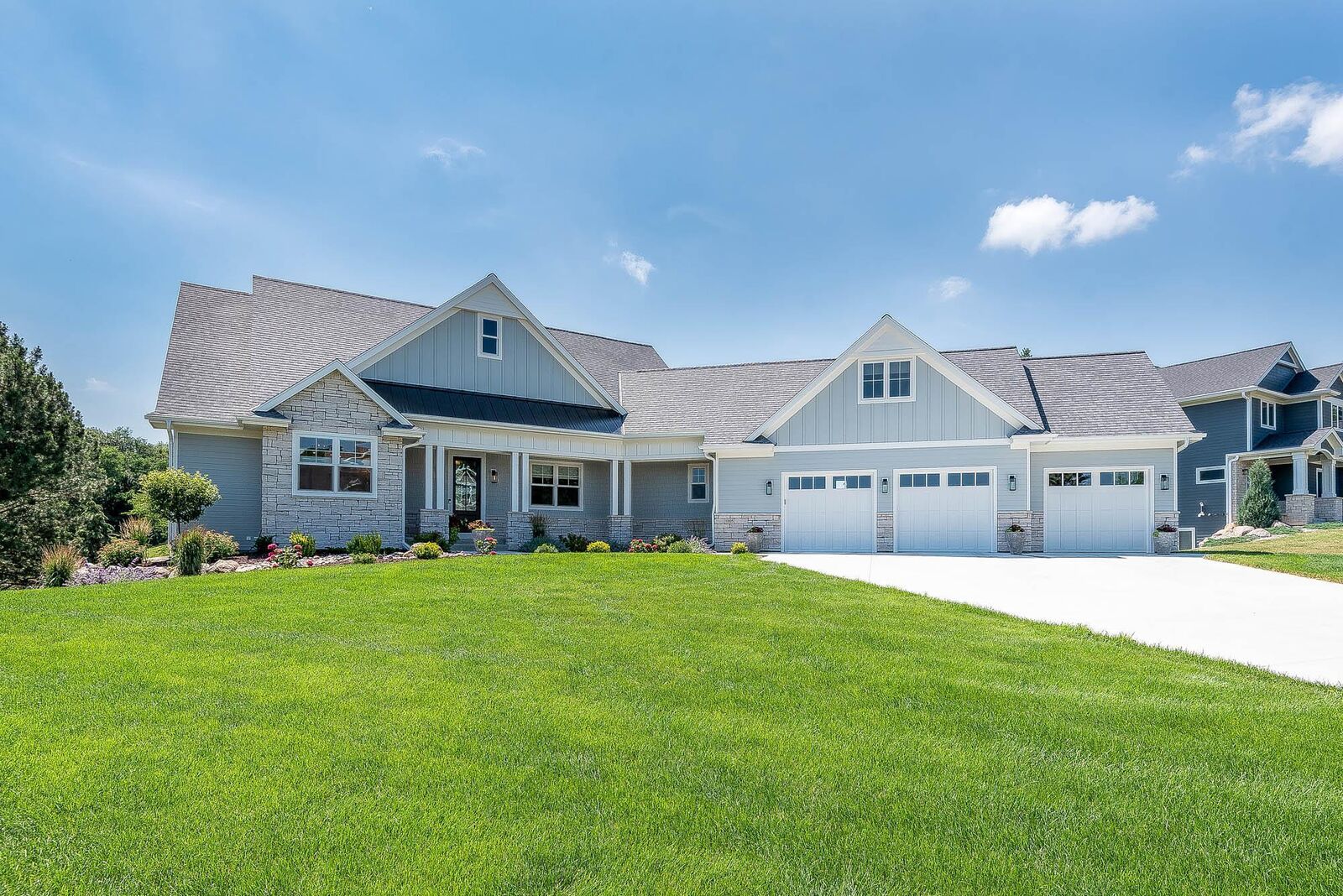 Property Photo:  1005 Applewood Court  MN 56001 