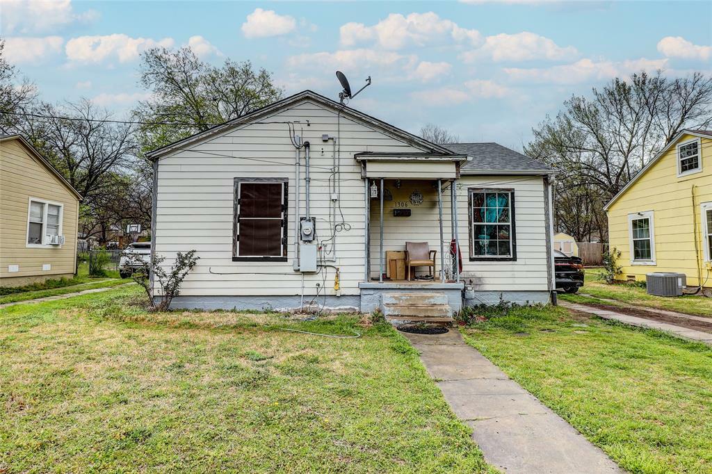Property Photo: 1306 N Clements Street TX 76240