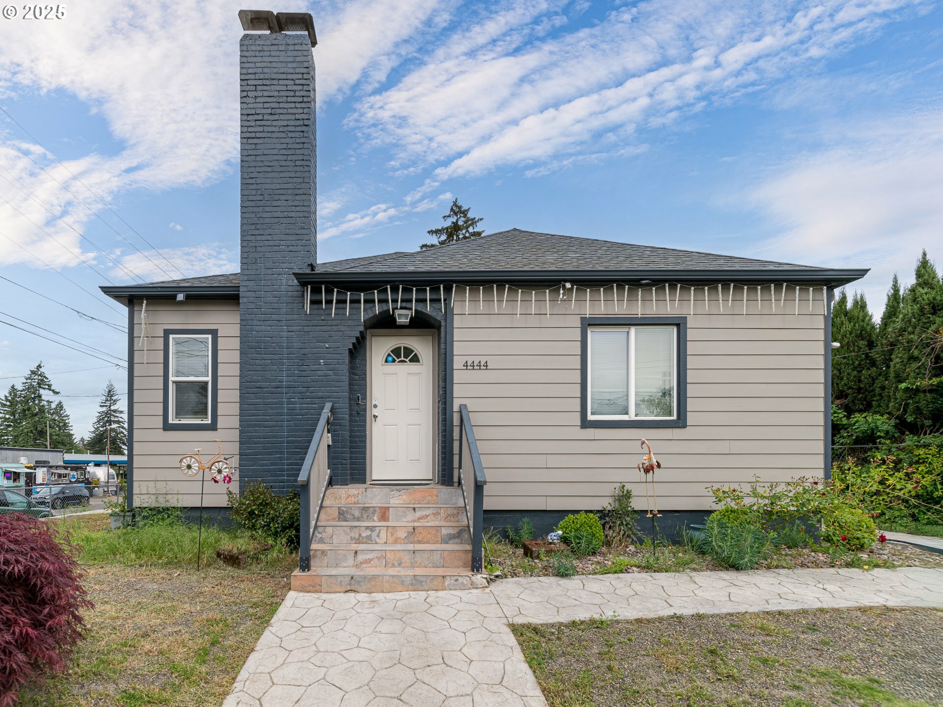 Property Photo: 4444 NE 71st Ave OR 97218