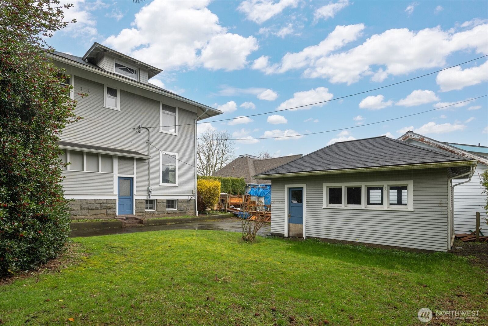 Property Photo: 617 E Chestnut Street WA 98225