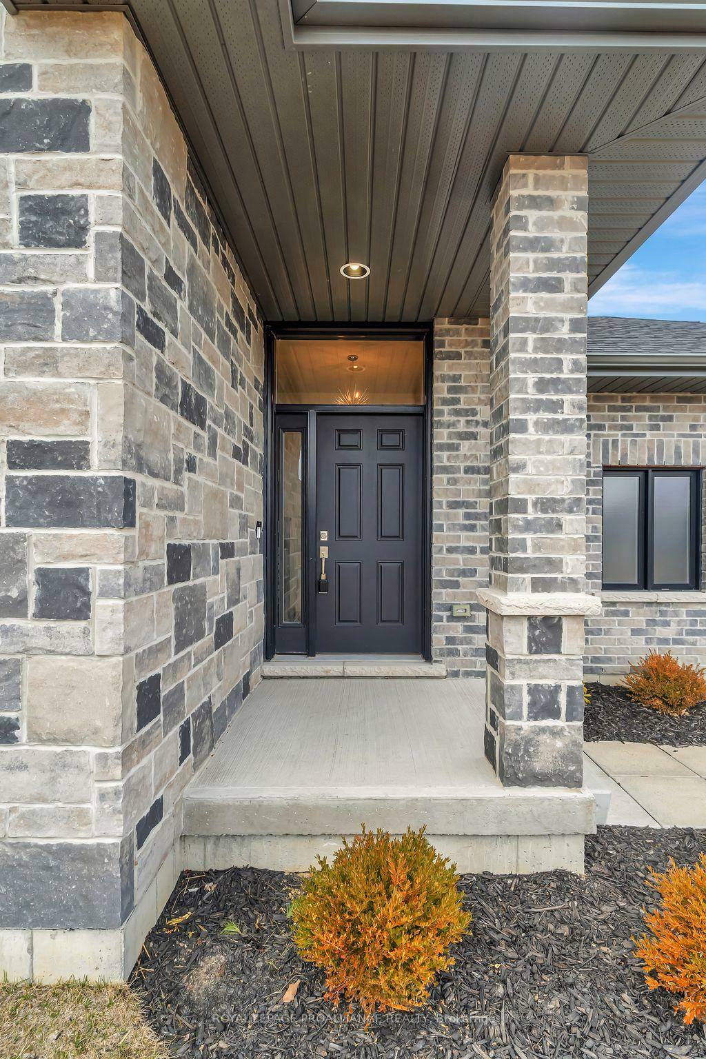Photo de la propriété: 16 Perth Court ON K8N 0G9