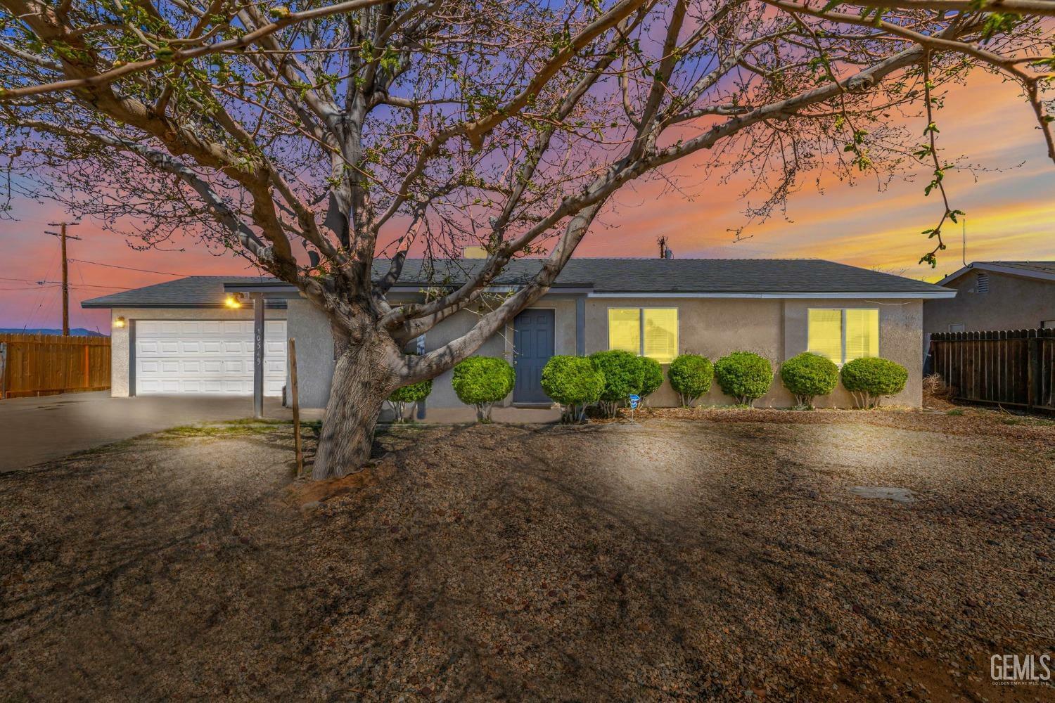 Property Photo: 10549 Oleander Avenue CA 93505