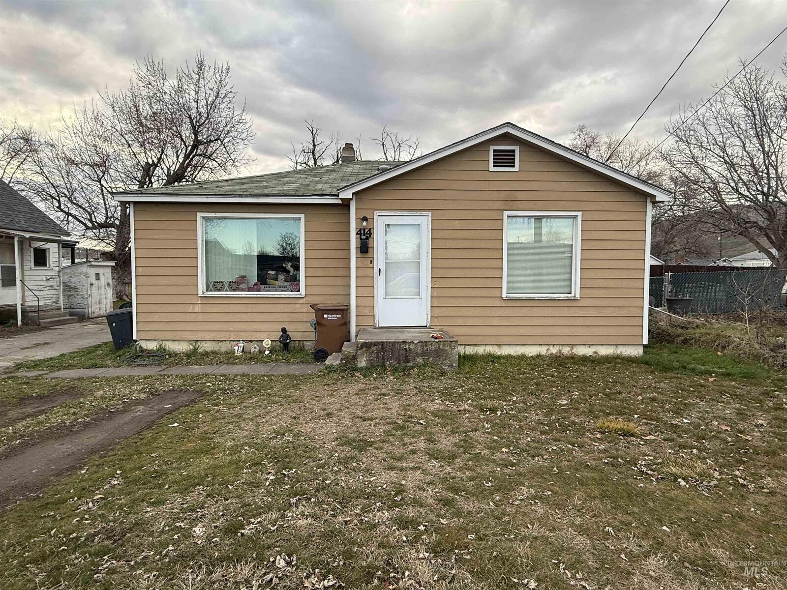 Property Photo:  414 13th St  WA 99403 