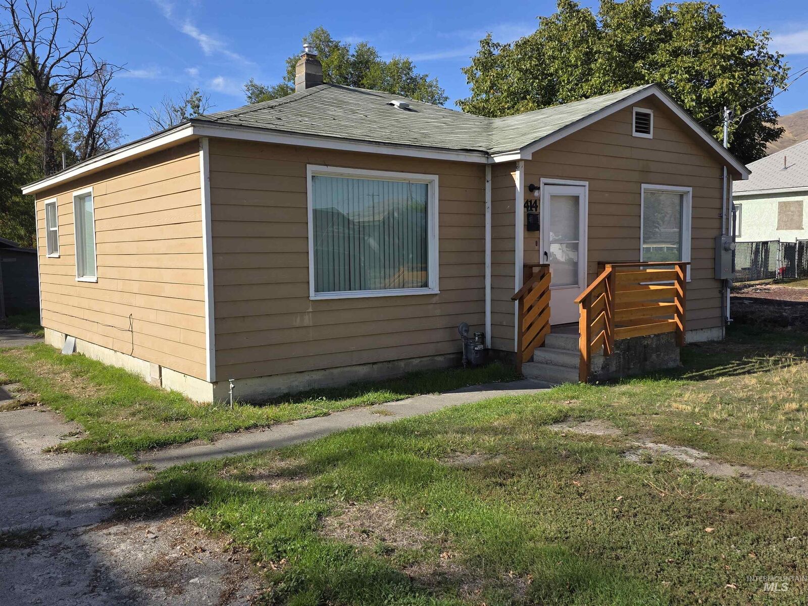 Property Photo:  414 13th St  WA 99403 