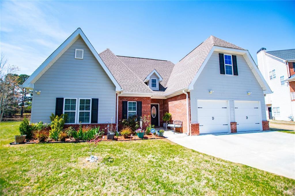 Property Photo: 207 Meadow Lake Drive GA 30116