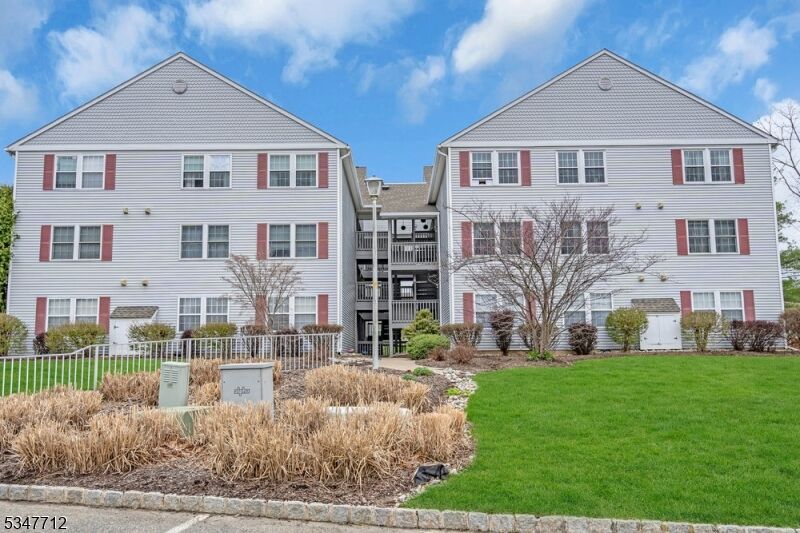 Property Photo:  64 Dayton Ct 302  NJ 07840 