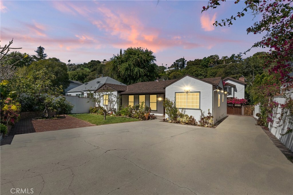 4009 Beverly Glen Boulevard  Sherman Oaks CA 91423 photo