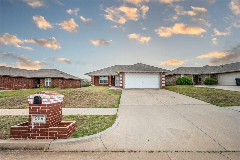 Property Photo: 924 NE 84th Street OK 73114