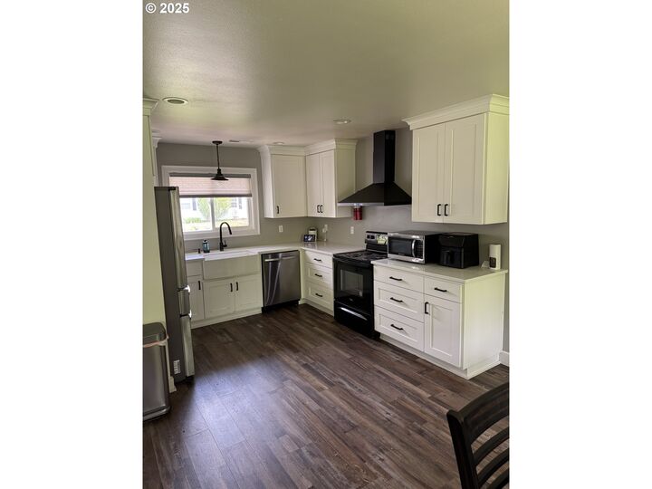 Property Photo:  1427 SE 109th Ave  OR 97216