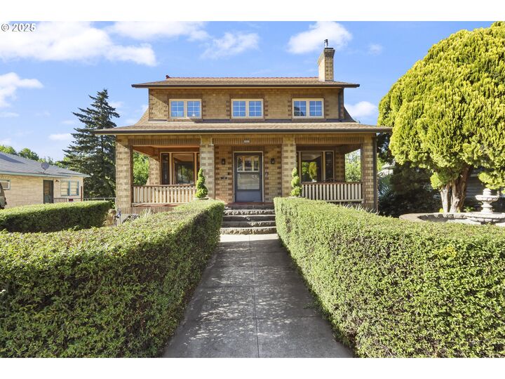 Property Photo:  529 W 3rd Pl  OR 97058 