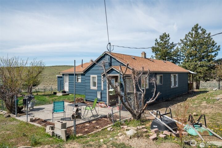 Property Photo: 925 NW Road B WA 98858