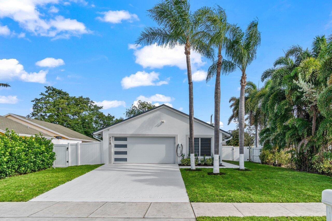 Property Photo: 719 NE 9th Avenue FL 33435