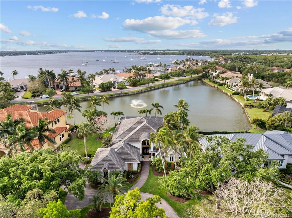 Property Photo:  560 SW Bay Pointe Circle  FL 34990 