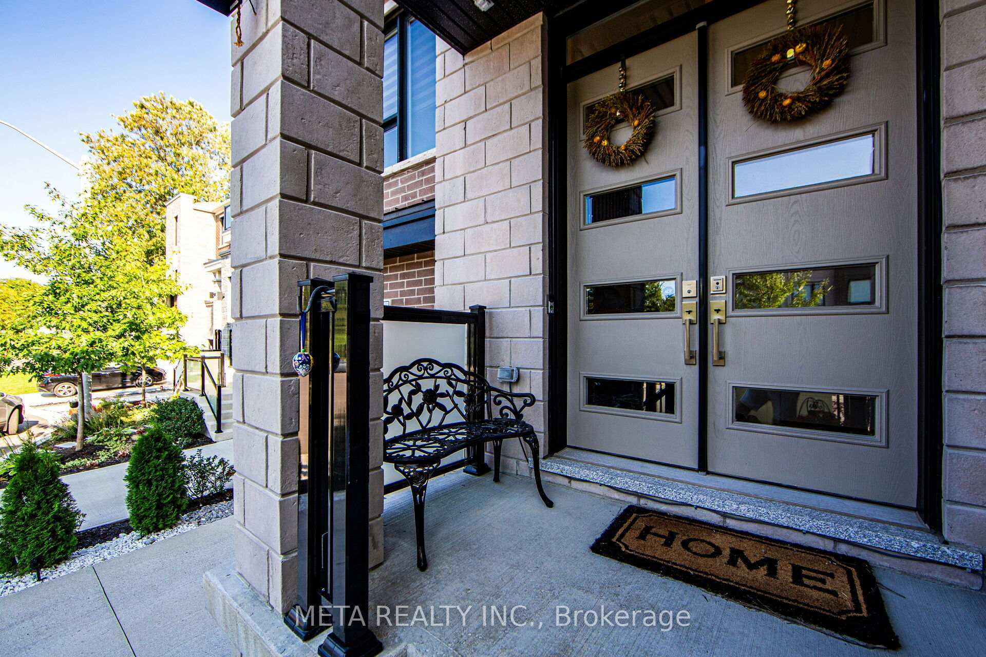 Property Photo: 23 Hollyhock Court ON M3B 0B4