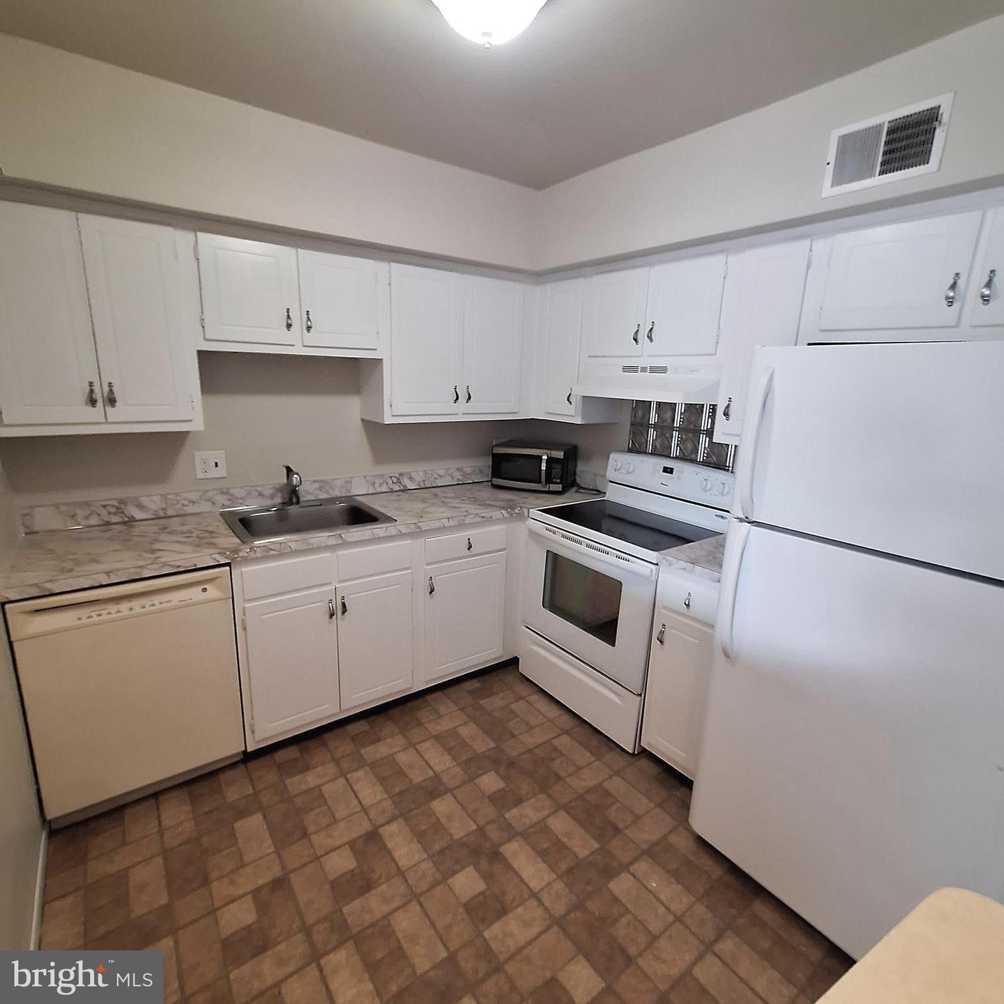 Property Photo:  5200 Hilltop Drive Y 22  PA 19015 