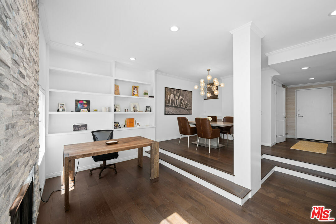 Property Photo: 520 S Barrington Ave CA 90049