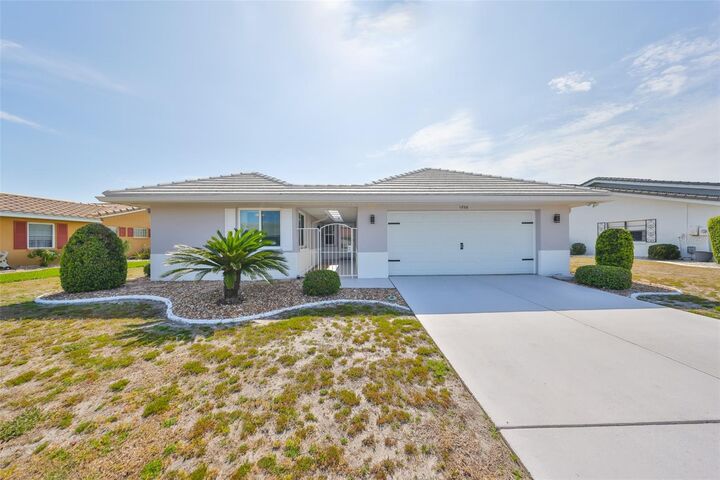 Property Photo:  1806 Wolf Laurel Drive  FL 33573 