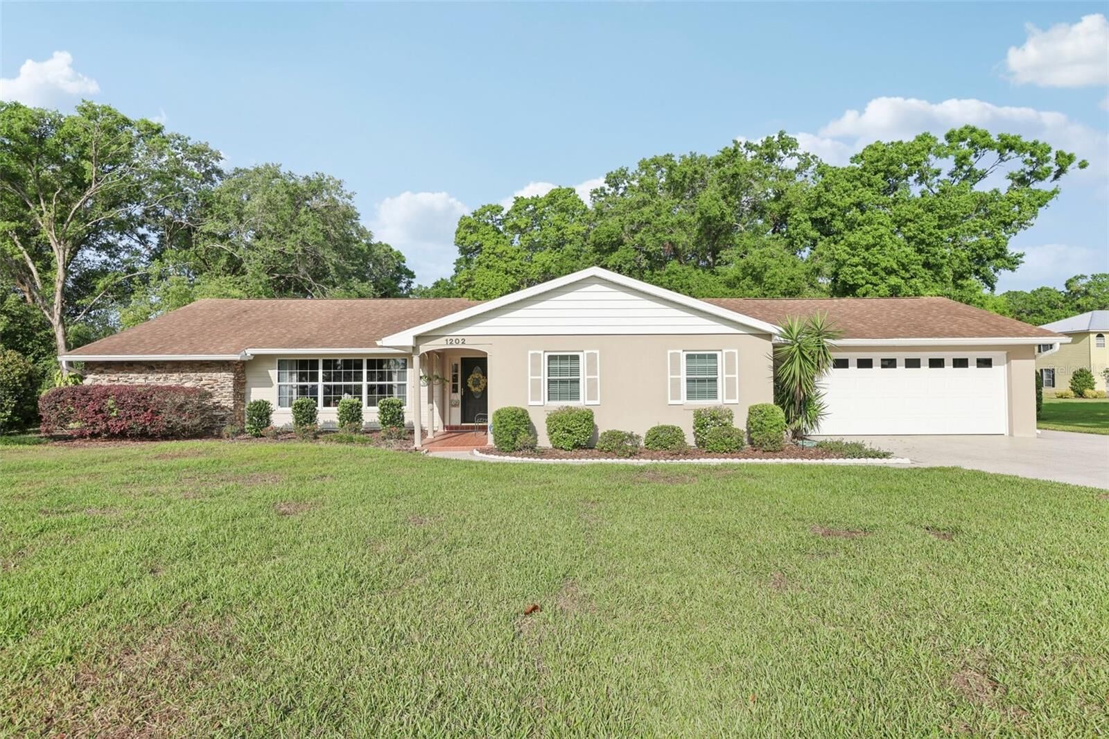 Property Photo: 1202 Bly Court FL 32726