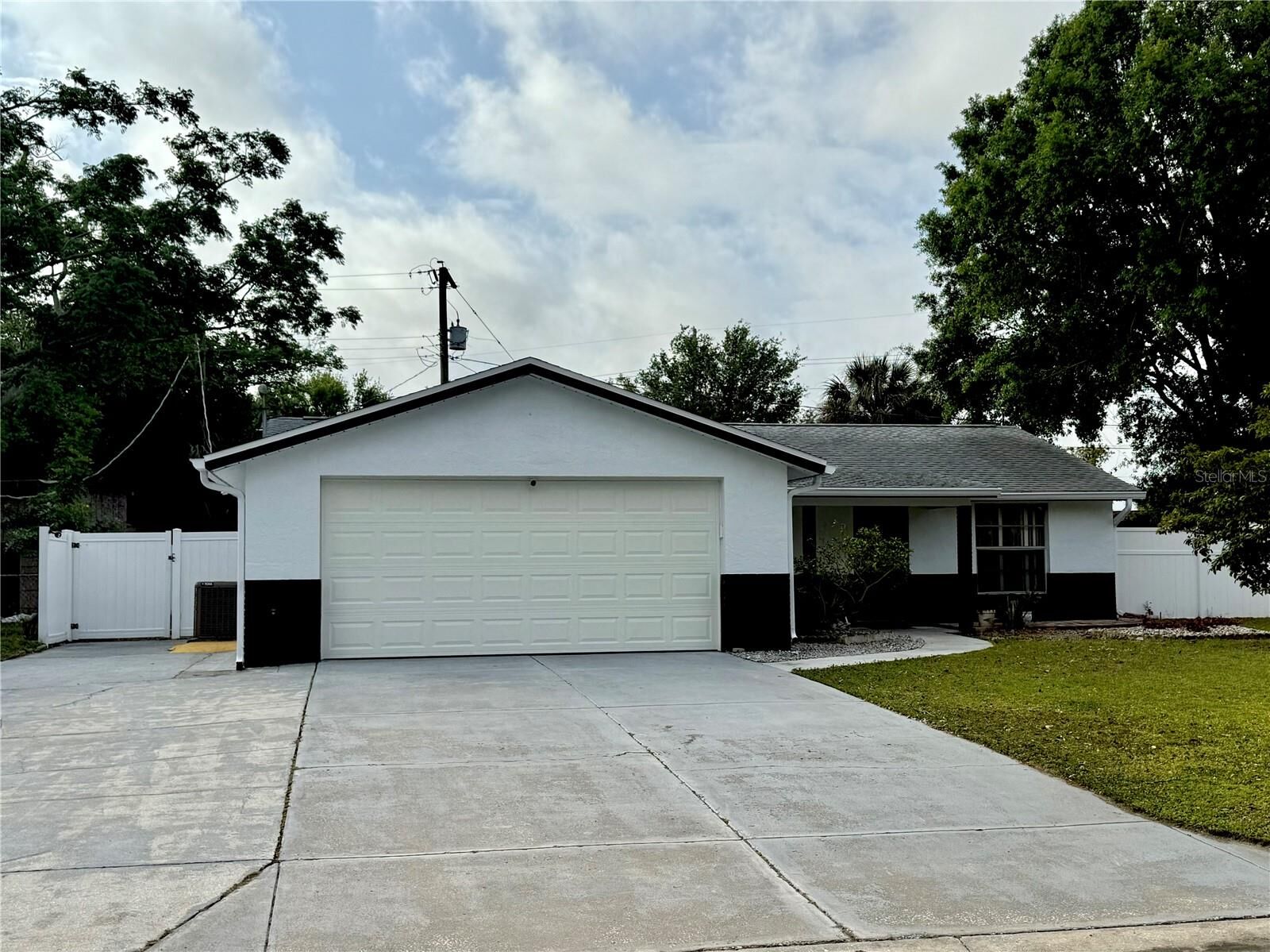 Property Photo: 6007 Frond Way FL 33572