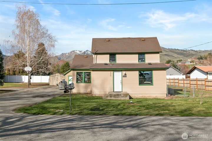 Property Photo: 704 Woodward Drive WA 98801