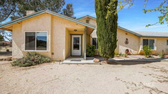 Property Photo: 353 Mark Ct CA 93527
