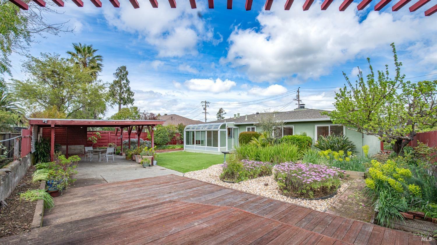 Property Photo: 105 Hawthorn Way CA 94903