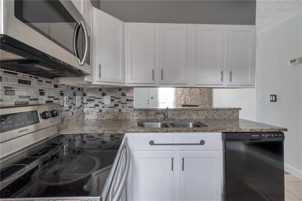 Property Photo: 6691 Colchester Place GA 30093