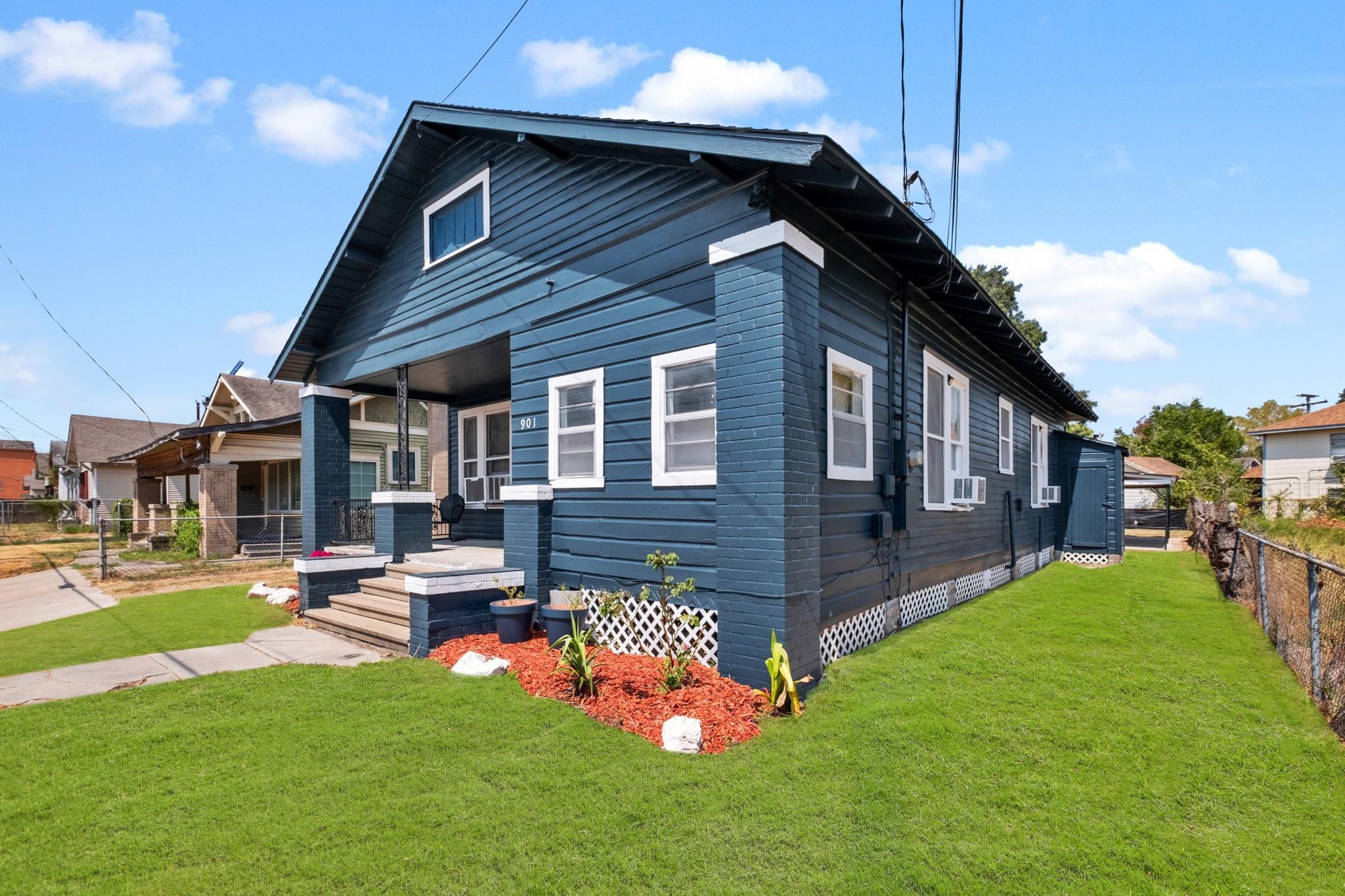 Property Photo: 901 Boundary Street TX 77009
