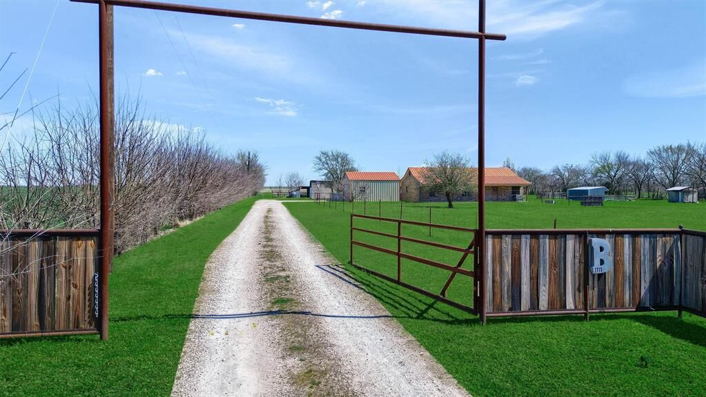 Property Photo: 1111 Boren Road TX 76233