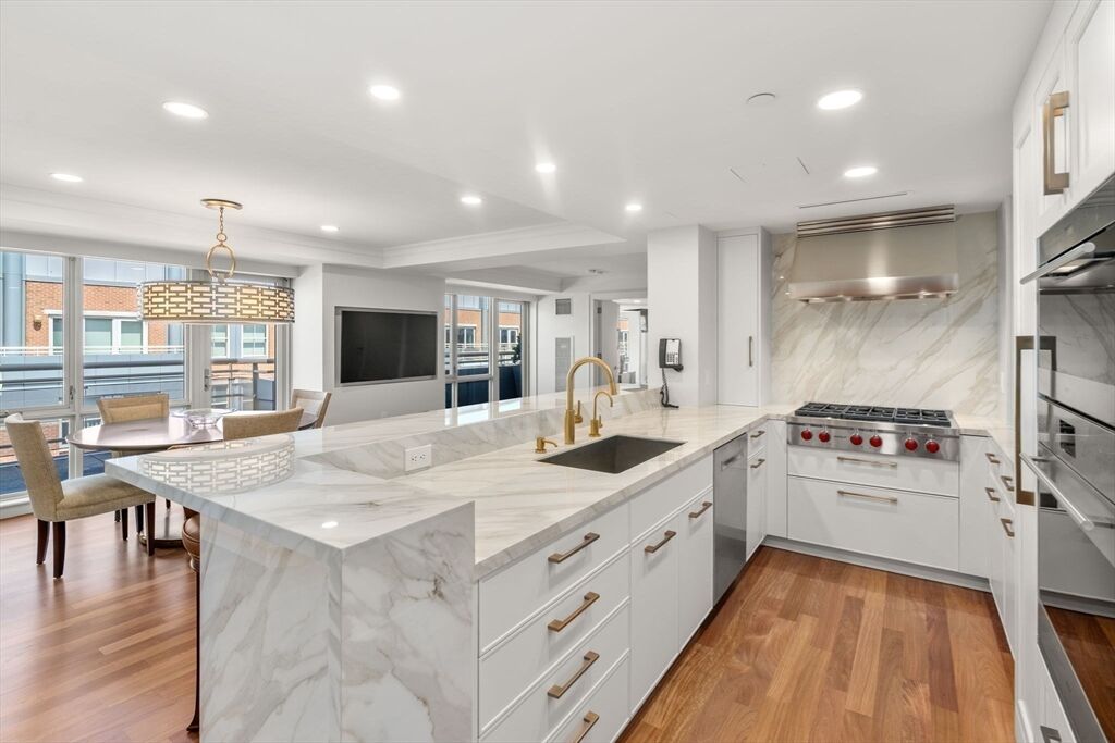 Property Photo: 4 Battery Wharf 4604 MA 02109