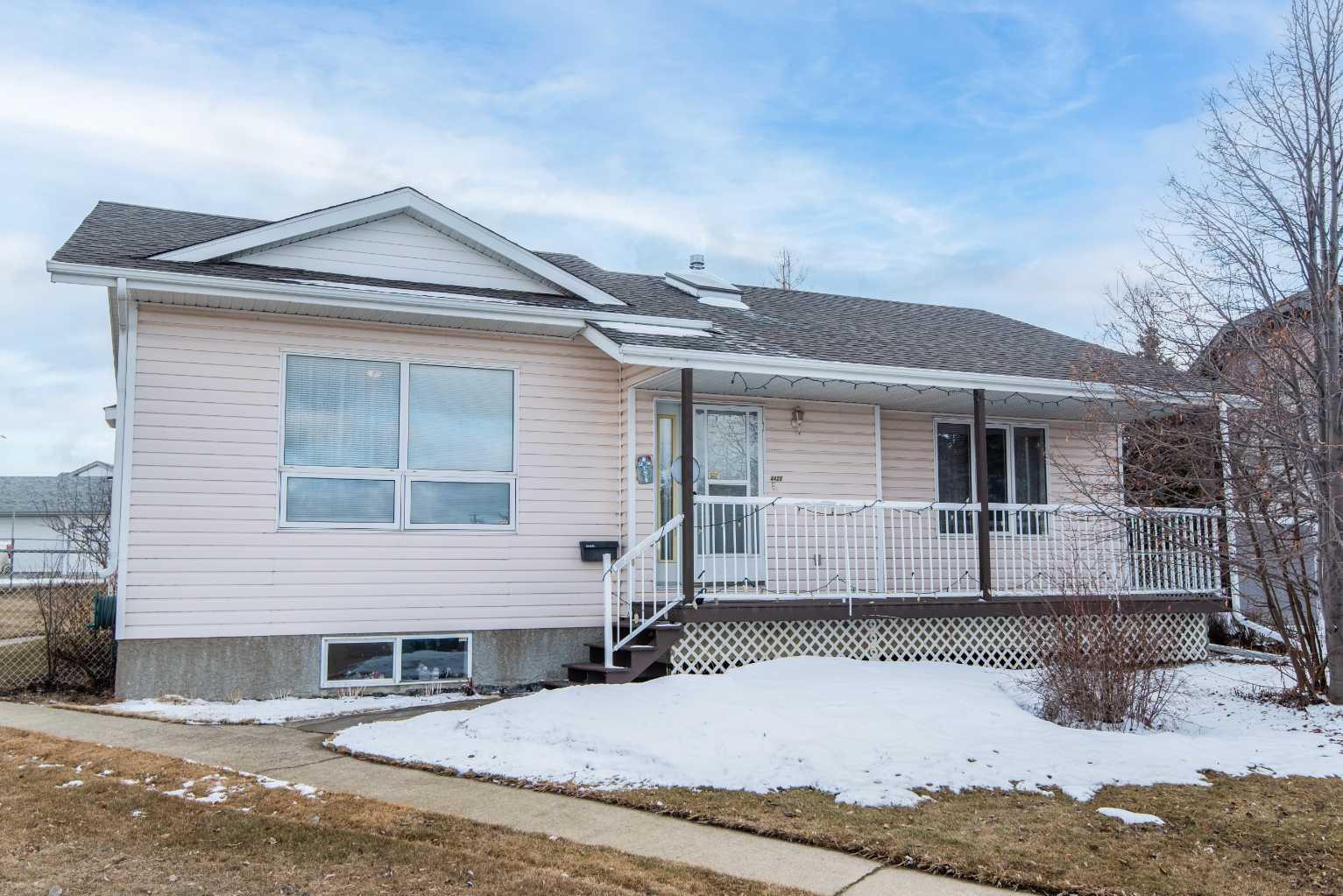 4426 44 Avenue Close  Innisfail AB T4G 1W8 photo