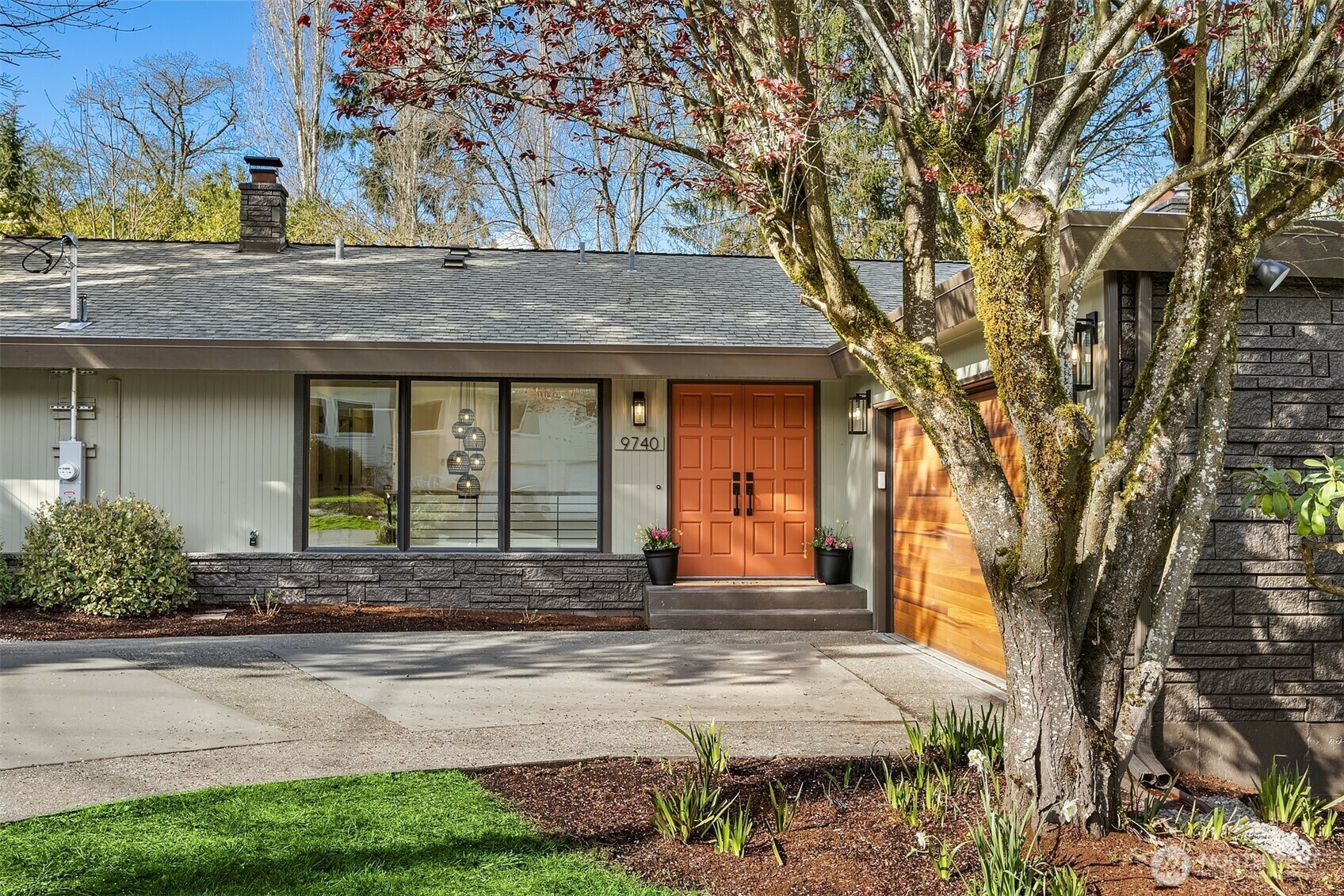 Property Photo: 9740 SE 40th Street WA 98040