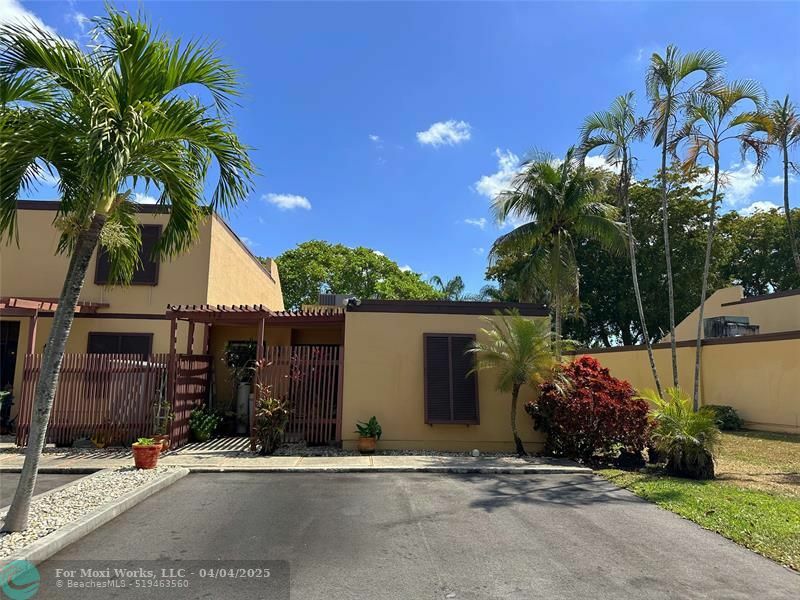 Property Photo: 1421 E Golfview Dr 1421 FL 33026
