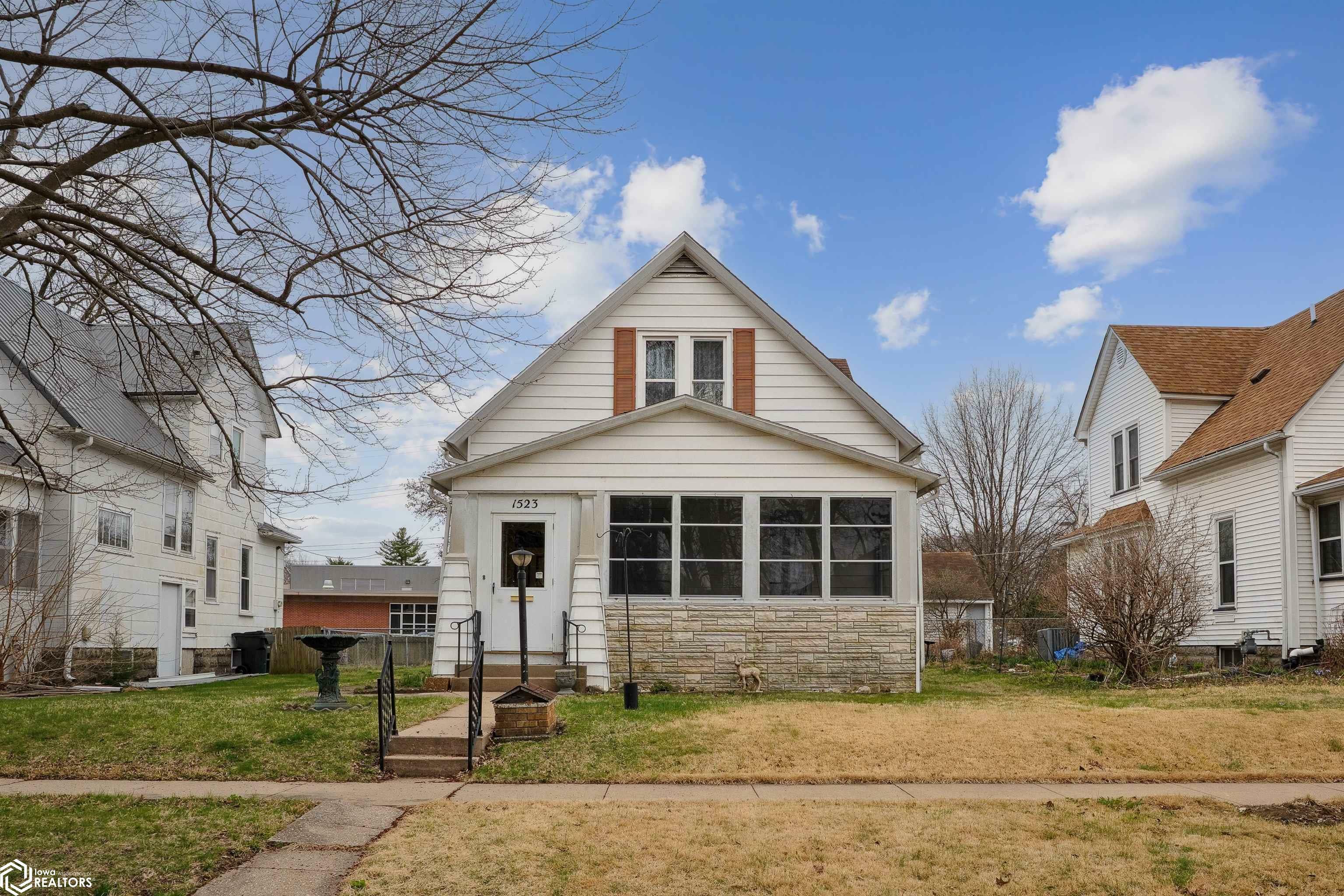 Property Photo: 1523 Oakdale Street IA 52601