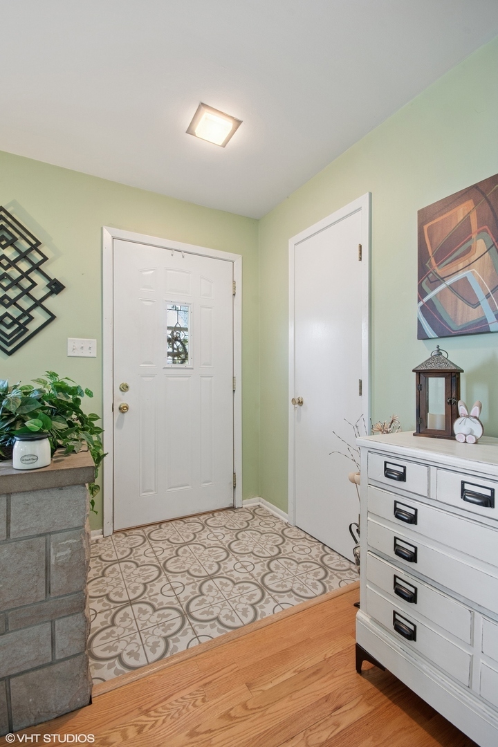 Property Photo: 716 Helene Street IL 60404