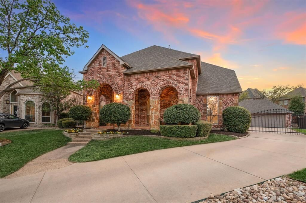 Property Photo: 2402 Creekwood Court TX 76248