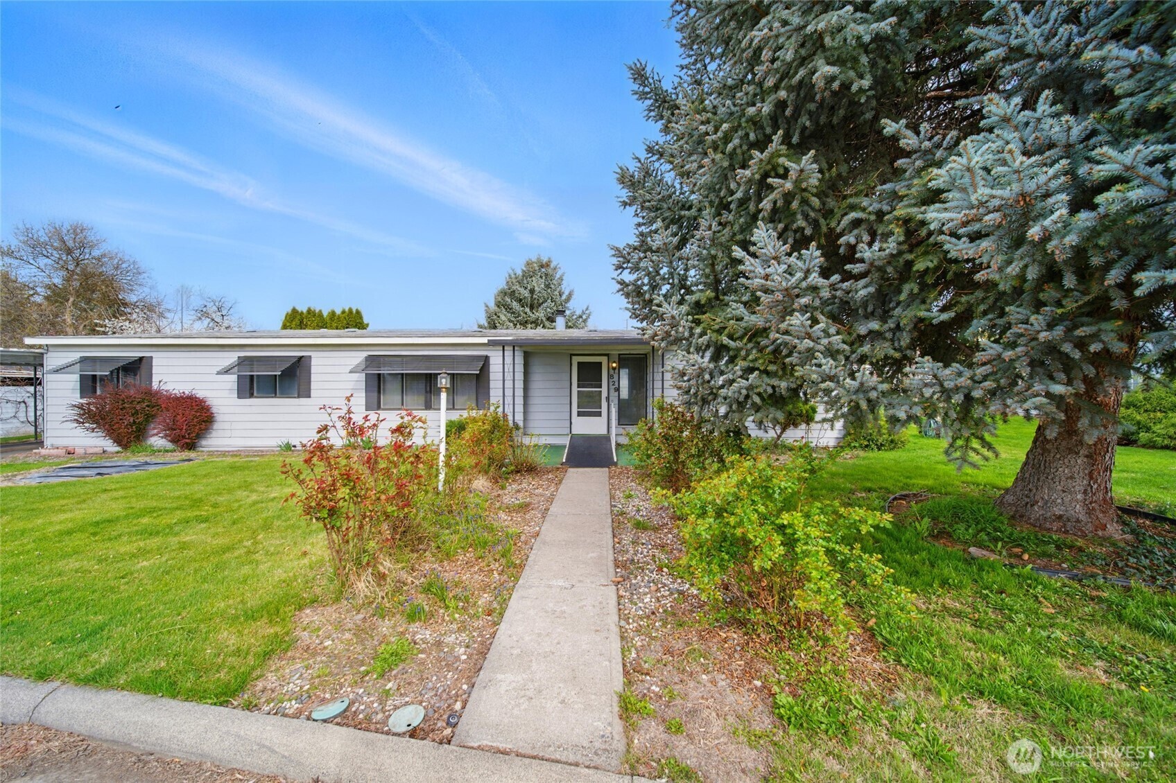 Property Photo: 829 SE Mockingbird Drive WA 99324