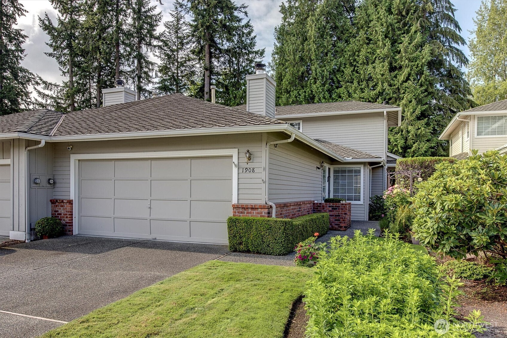 Property Photo: 1908 Mill Pointe Drive SE WA 98012