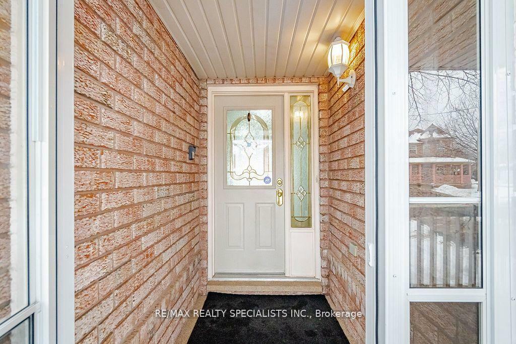 Property Photo: 8 Upshall Drive S ON L6P 1E1